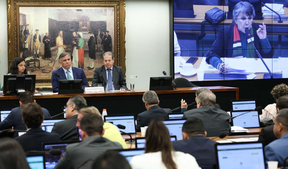 Maioridade penal avan&ccedil;a na C&acirc;mara