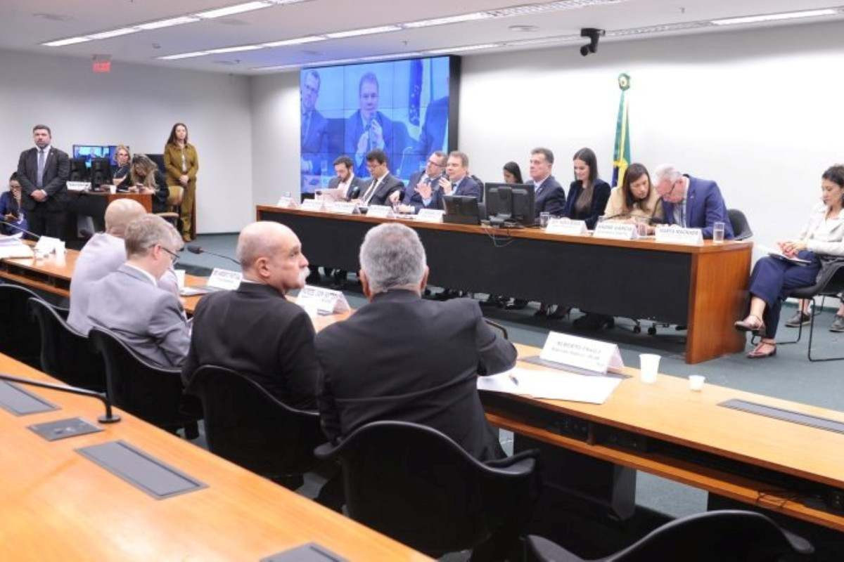 CCJ da C&acirc;mara aprova PEC que reduz a maioridade penal para 16 anos