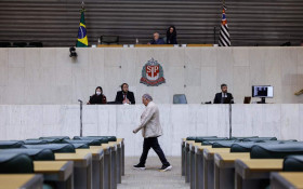 Larvas em merenda escolar e investimentos na rede p&uacute;blica marcam debates na Alesp