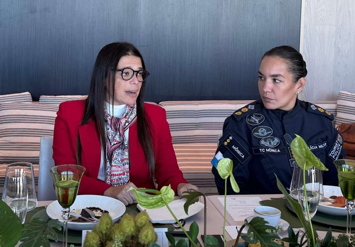 Alexandra Bueno, gerente geral do Grand Hyatt Rio, com a Ten. Cel. Mônica Casanova, do BPTur