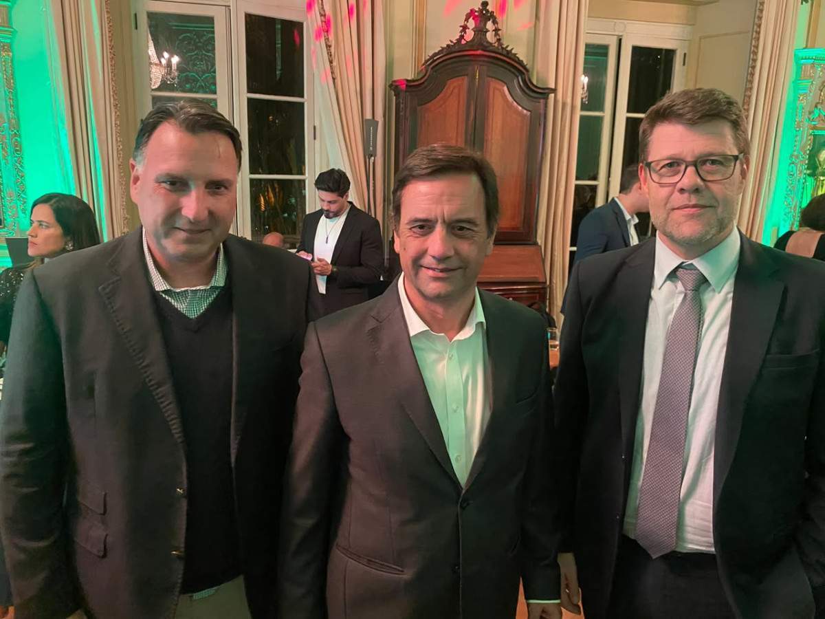 O CEO da TAP, Luís Rodrigues, ao centro, com o presidente da Apresenta Rio, Pedro Guimarães (e), e o deputado Gustavo Tutuca (d)