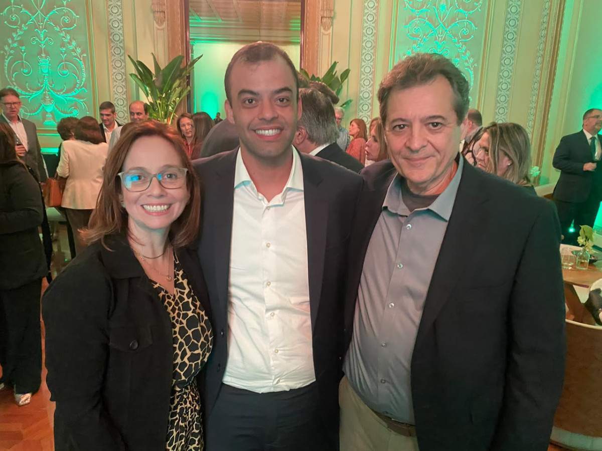 O secretário de Estado de Turismo do RJ, Lucas Alves, com o presidente da ABIH-RJ, José Domingo Bouzon (d), e a superintendente do HotéisRIO, Theresa Jansen