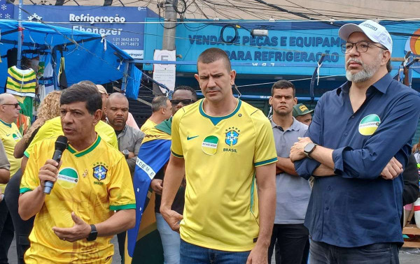Marcelo Dino ajuda Douglas e Fl&aacute;vio a vencerem em Caxias