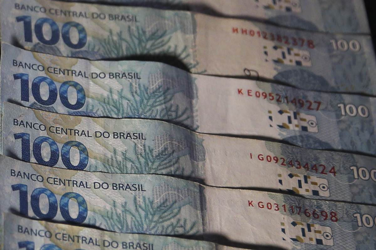 Uni&atilde;o paga
R$ 834 mi emd&iacute;vidas de estados e munic&iacute;pios