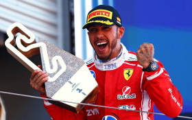 Lewis Hamilton vence com a Ferrari na F1