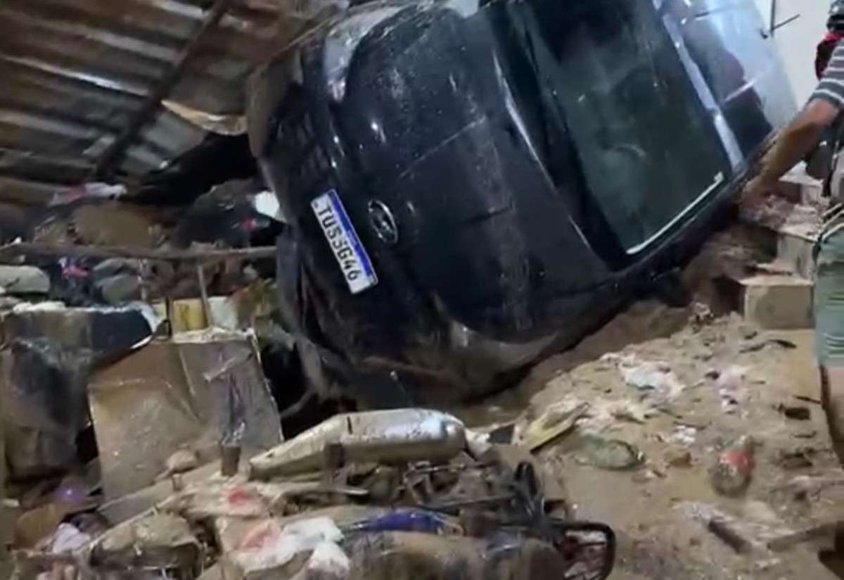 V&iacute;deos mostram deslizamento de terra causado pela chuva na Rocinha