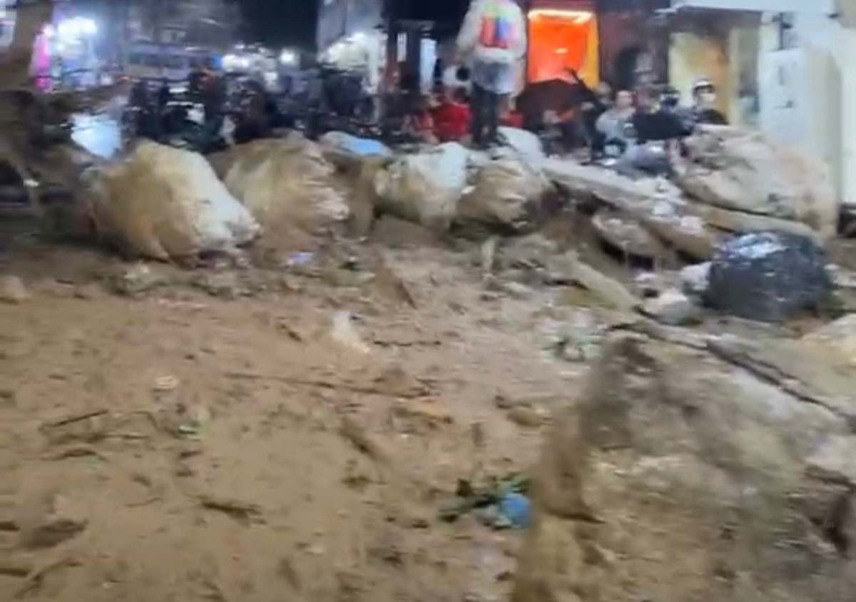 Lama e rochas fecharam rua atingida por deslizamento de terra na Rocinha