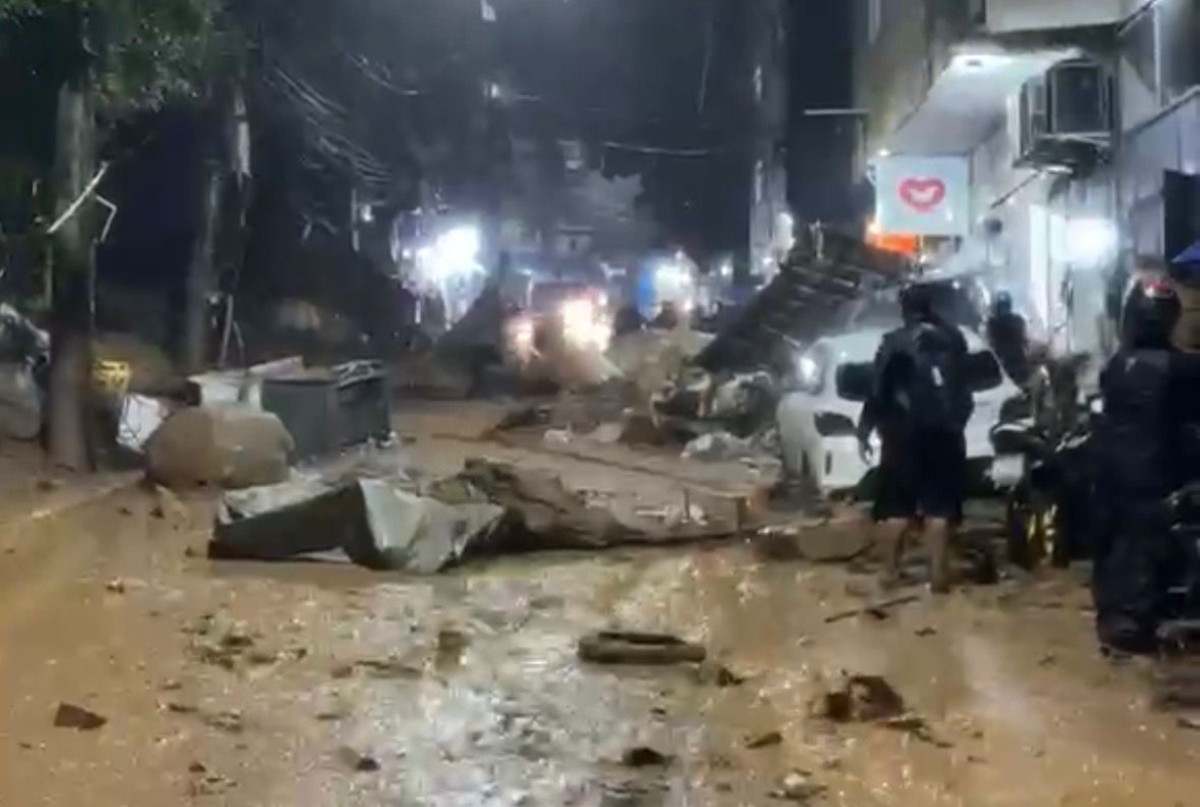 Lama e escombros tomaram a rua na comunidade da Rocinha após deslizamento