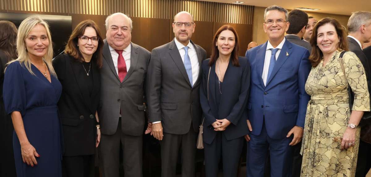 O presidente do TJRJ e governador em exercício desembargador Ricardo Couto com a desembargadora Ana Paula Barros;  juíza Alessandra Bilac;  os desembargadores Mello Serra; Simone Rolim; o presidente do TRE-RJ, Cláudio de Mello Tavares; e Fernanda Xavier