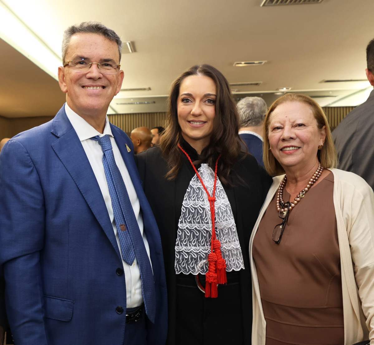 Os desembargadores Claudio de Mello Tavares, presidente do TRE-RJ, e Maria Angélica Guerra com a empossada Daniela Ferro