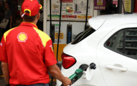 Vendas no com&eacute;rcio recuam 1,5%, impactadas por combust&iacute;veis