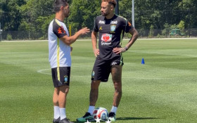 Neymar aparece em campo em treino nos EUA