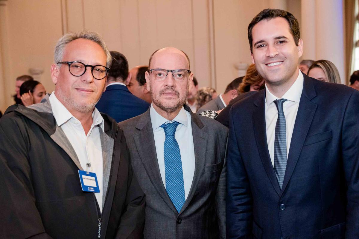 Antonio Pedro com o desembargador Ricardo Couto, governador em exercício do RJ; e o prefeito da capital, Eduardo Cavaleire