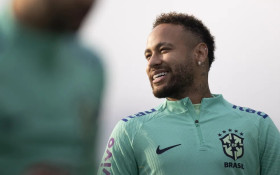 Neymar em campo em treino da Sele&ccedil;&atilde;o