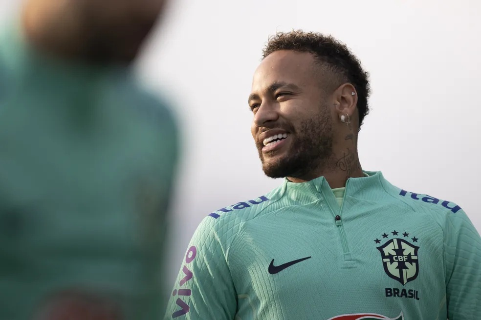 Neymar em campo em treino da Sele&ccedil;&atilde;o