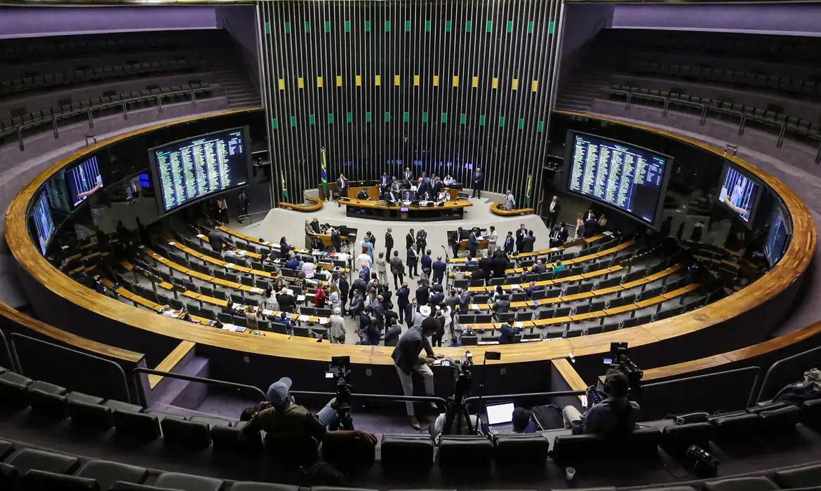 Projeto na C&acirc;mara pro&iacute;be pejotiza&ccedil;&atilde;o em &aacute;reas essenciais e nos conselhos profissionais