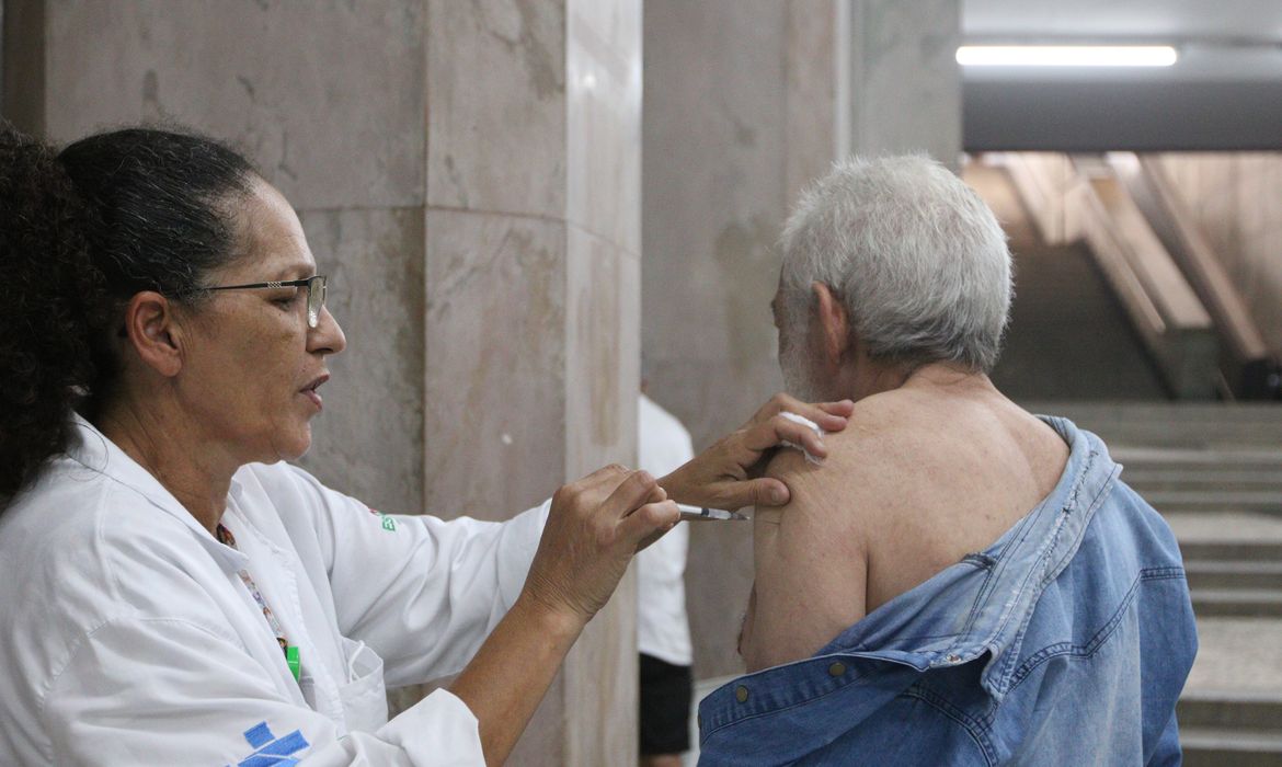 Estudo: vacina contra Covid reduz AVC