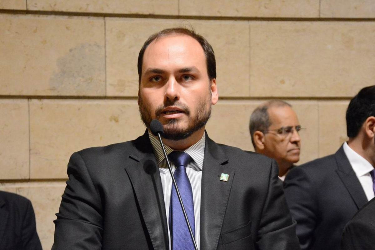 Justi&ccedil;a torna r&eacute;us 7 ex‑assessores de Carlos Bolsonaro por "rachadinha"