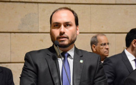 Justi&ccedil;a torna r&eacute;us 7 ex‑assessores de Carlos Bolsonaro por "rachadinha"