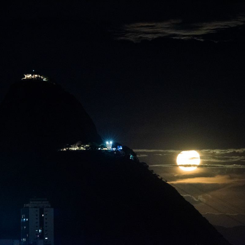 Rio de Janeiro (RJ) - 01.03.2021 - Amanhecer / Alvorada / Tempo / Temperatura - Pao de Acucar, voo de biguas, voo de fragatas - Manahecer nesta segunda-feira (1/3), no aniversario do Rio de Janeiro. Hoje a Cidade Maravilhosa faz 456 anos de fundacao.