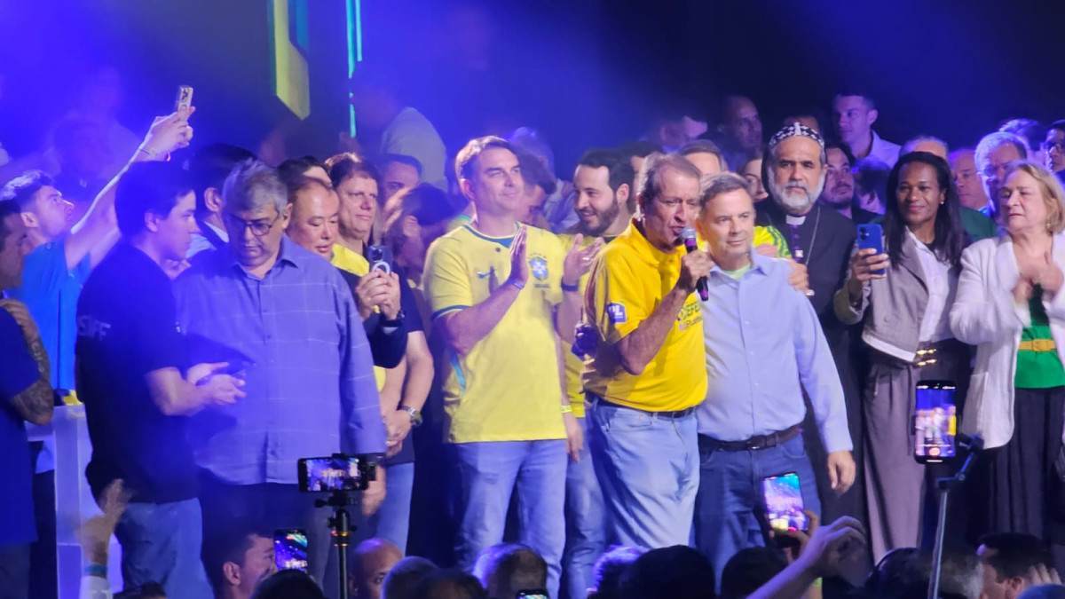 Valdemar Costa Neto, presidente do PL, ao lado do pré-candidato à Presidência, Flávio Bolsonaro; o senador Rogério Marinho; e Padre Kelmon ao fundo