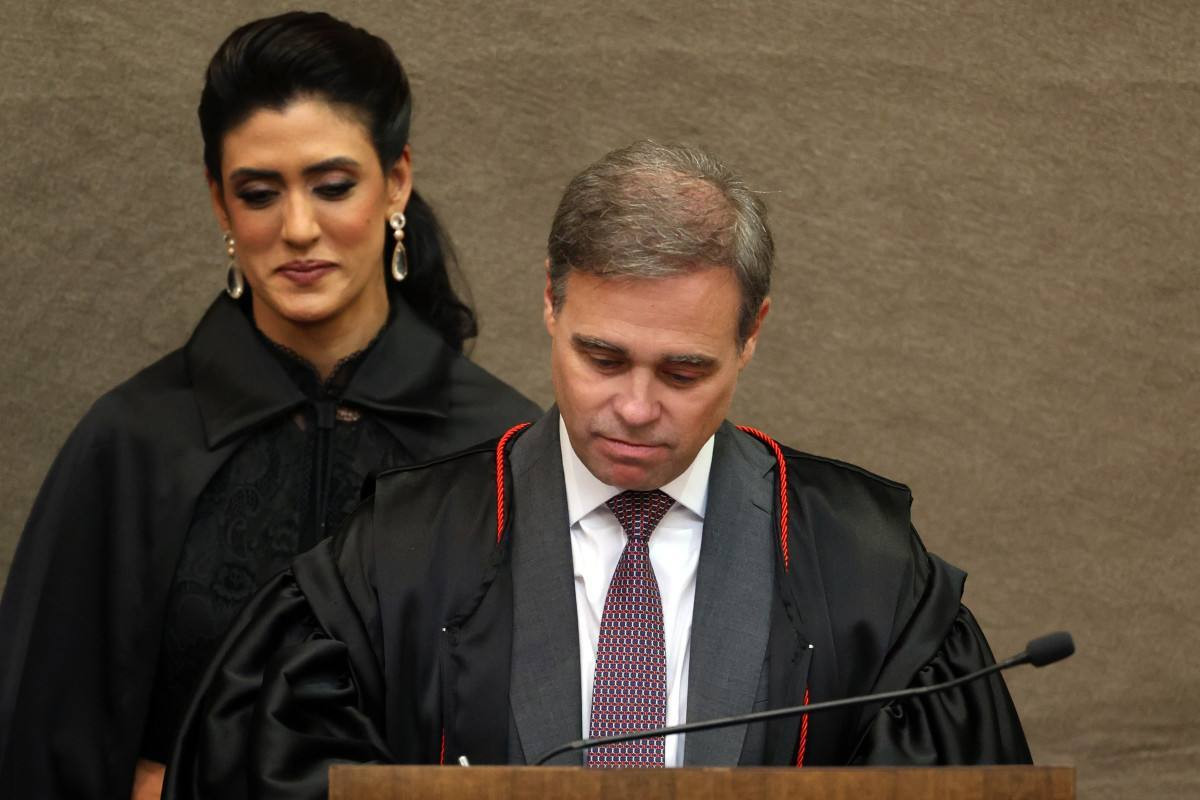 TSE determina remo&ccedil;&atilde;o de postagens contra Fl&aacute;vio Bolsonaro