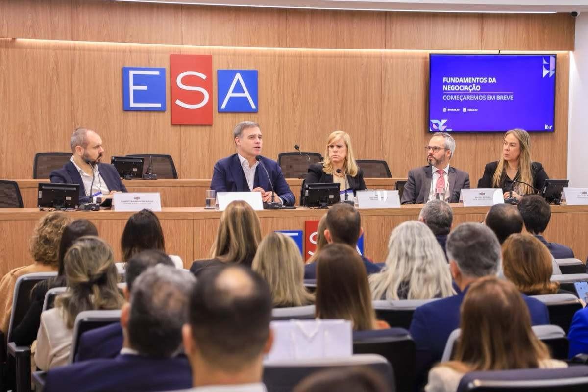 Coluna Magnavita | OAB‑RJ promove curso de negocia&ccedil;&atilde;o com ministro Andr&eacute; Mendon&ccedil;a, por meio da ESA