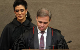 TSE determina remo&ccedil;&atilde;o de postagens contra Fl&aacute;vio Bolsonaro