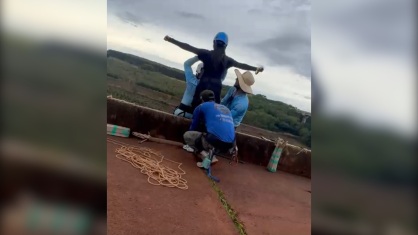 Pol&iacute;cia busca c&acirc;mera usada por v&iacute;tima de rope jump