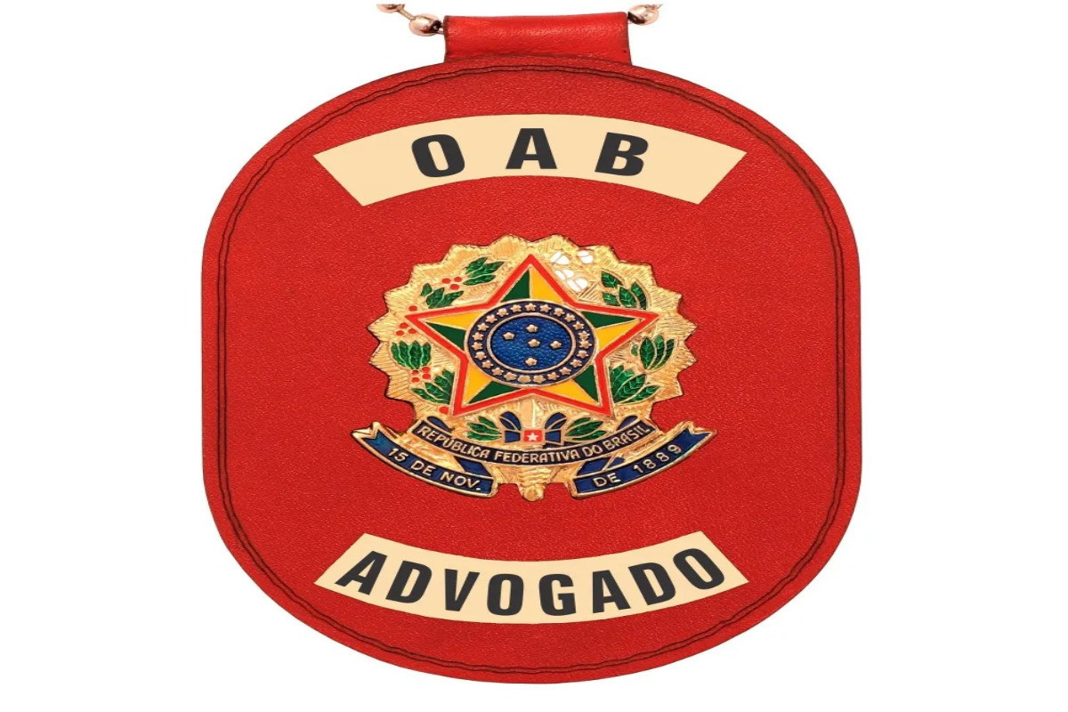 Advogado &eacute; criticado por usar &ldquo;distintivo&rdquo; em delegacia
