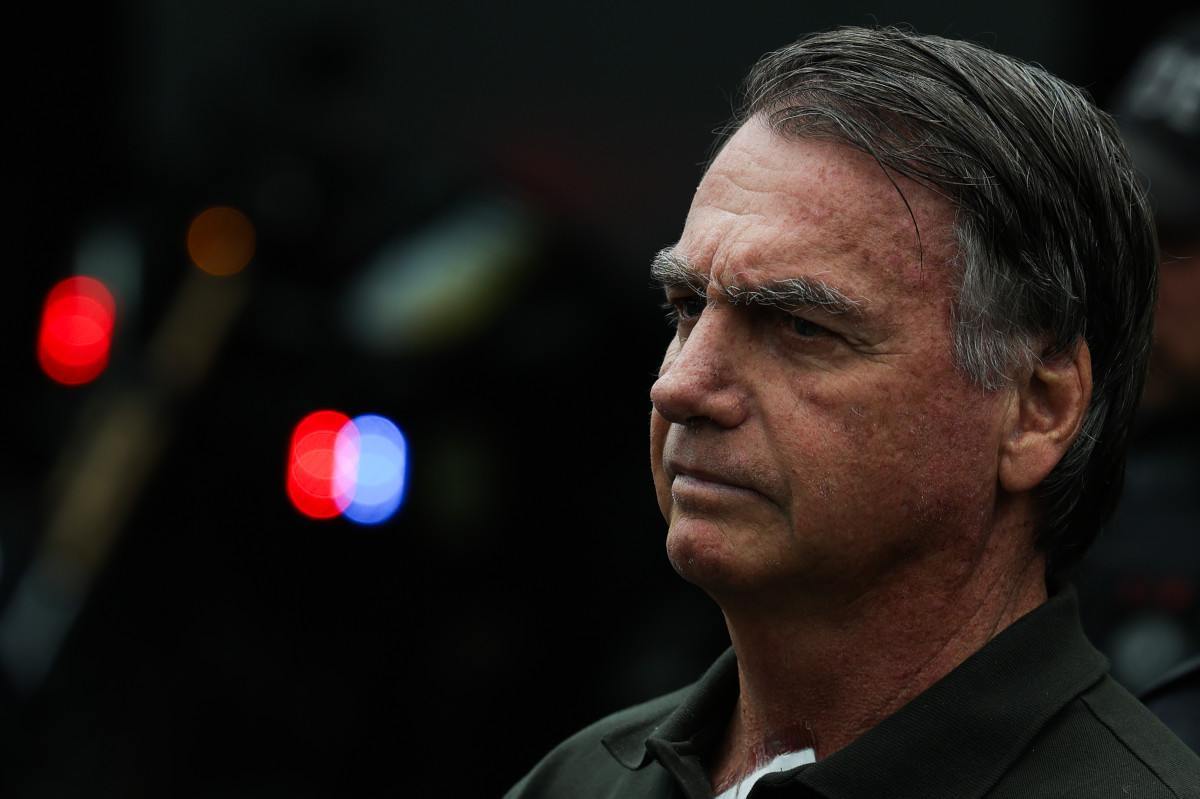 Bolsonaro dep&otilde;e sobre arma apreendida