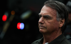 Bolsonaro dep&otilde;e sobre arma apreendida
