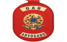 Advogado &eacute; criticado por usar &ldquo;distintivo&rdquo; em delegacia