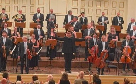 BRASILIANAS | Maestro Cl&aacute;udio Cohen emociona p&uacute;blico ao reger Mozart no hist&oacute;rico Mozarteum de Salzburg
