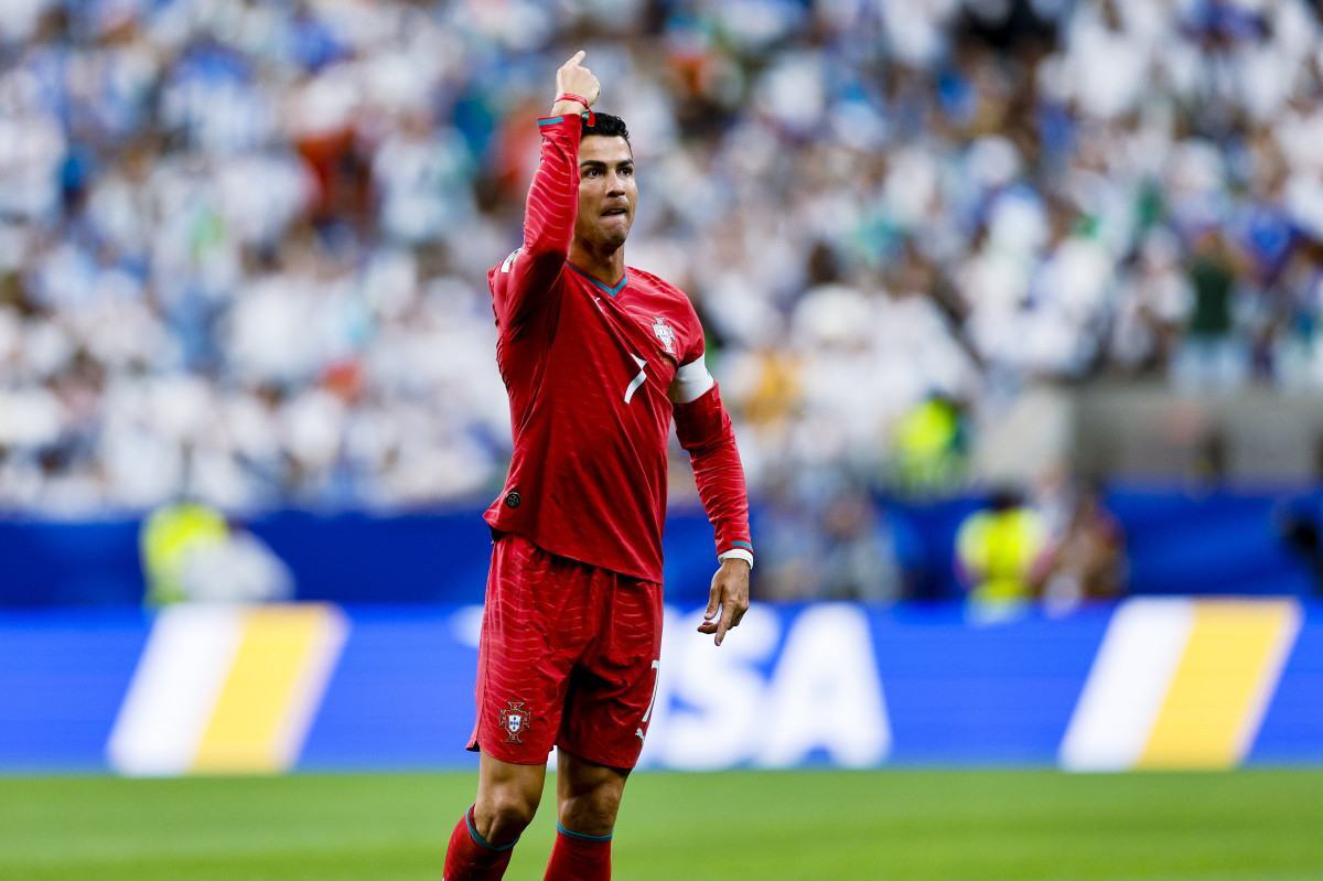 CR7 comanda vit&oacute;ria de Portugal e passa Eus&eacute;bio