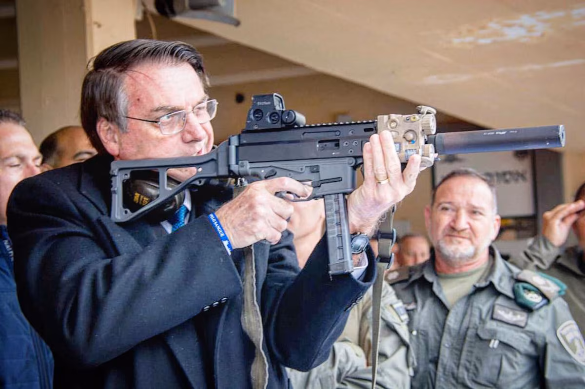Em risco de "confus&atilde;o cognitiva", Bolsonaro pode manipular arma?