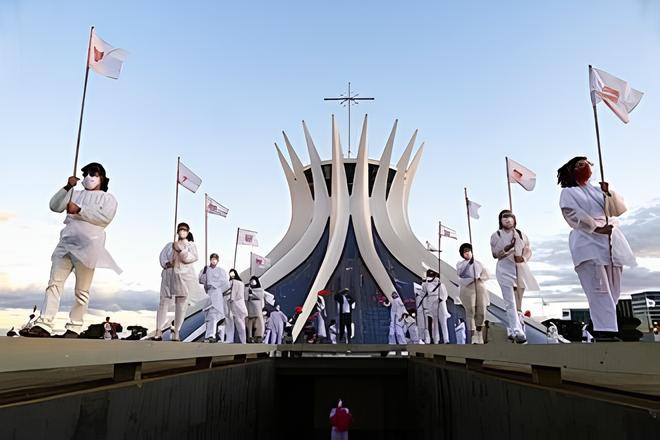 Enquanto o mundo parava, a ciência precisava correr: A exposição dá destaque para o papel da ciência, da pesquisa e da inovação na superação da crise sanitária, ao mesmo tempo em que valoriza a arte como registro e interpretação da realidade