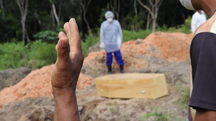 Enquanto o mundo parava, a ciência precisava correr: A exposição dá destaque para o papel da ciência, da pesquisa e da inovação na superação da crise sanitária, ao mesmo tempo em que valoriza a arte como registro e interpretação da realidade