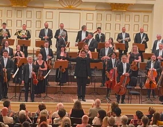 BRASILIANAS | Maestro Cl&aacute;udio Cohen emociona p&uacute;blico ao reger Mozart no hist&oacute;rico Mozarteum de Salzburg