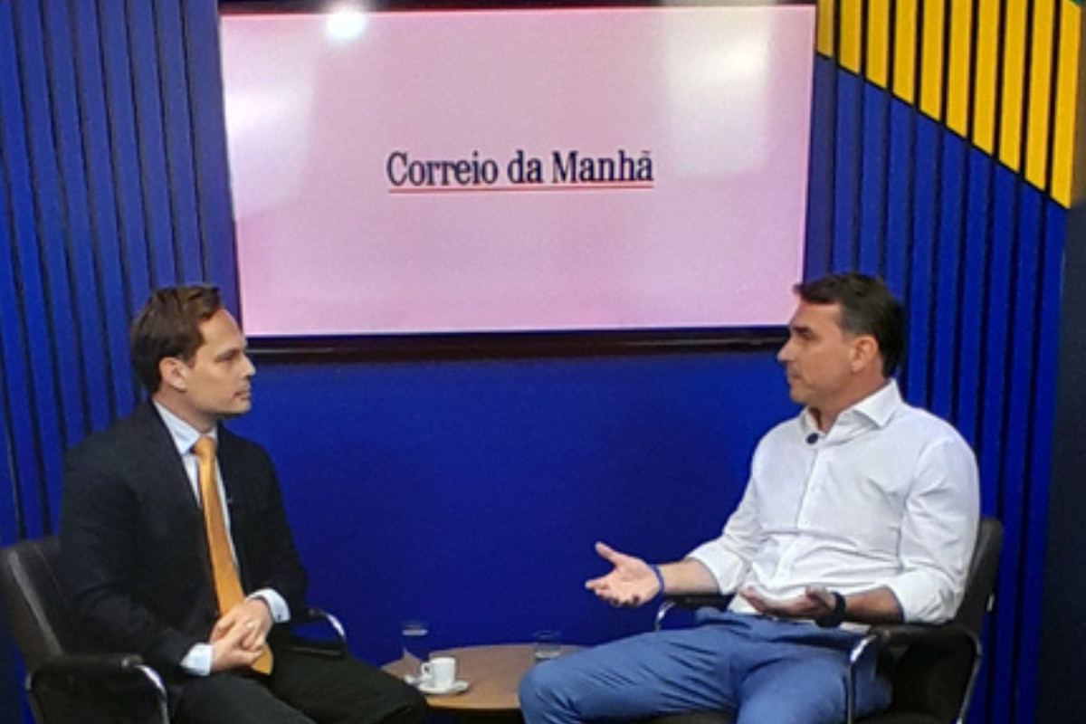 Fl&aacute;vio Bolsonaro pede manuten&ccedil;&atilde;o da pris&atilde;o domiciliar de Jair