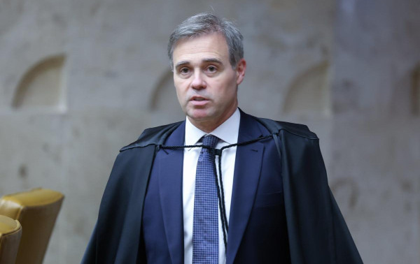 Mendon&ccedil;a adota estrat&eacute;gia diferente da de Moraes em rela&ccedil;&atilde;o a Fachin