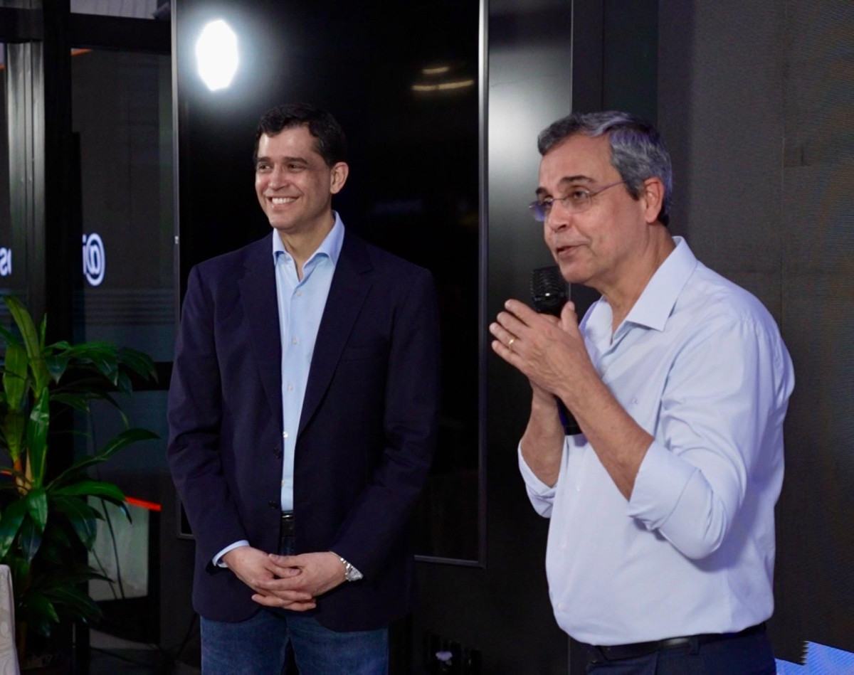 Indio da Costa em palestra sobre seu novo livro, na Santa Casa de Barra Mansa, ao lado do provedor Getúlio Pereira
