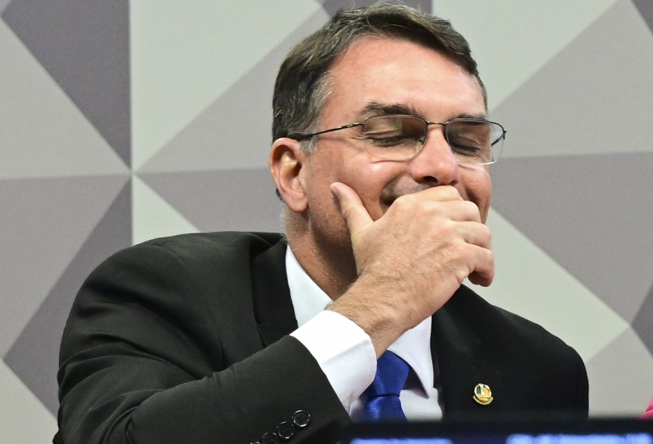 Fl&aacute;vio mordeu a ma&ccedil;&atilde; dada pela madrasta