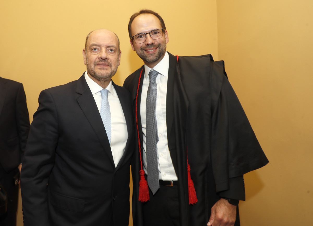 O empossado Fábio Ribeiro Porto com o governador em exercício e presidente do TJRJ, desembargador Ricardo Couto