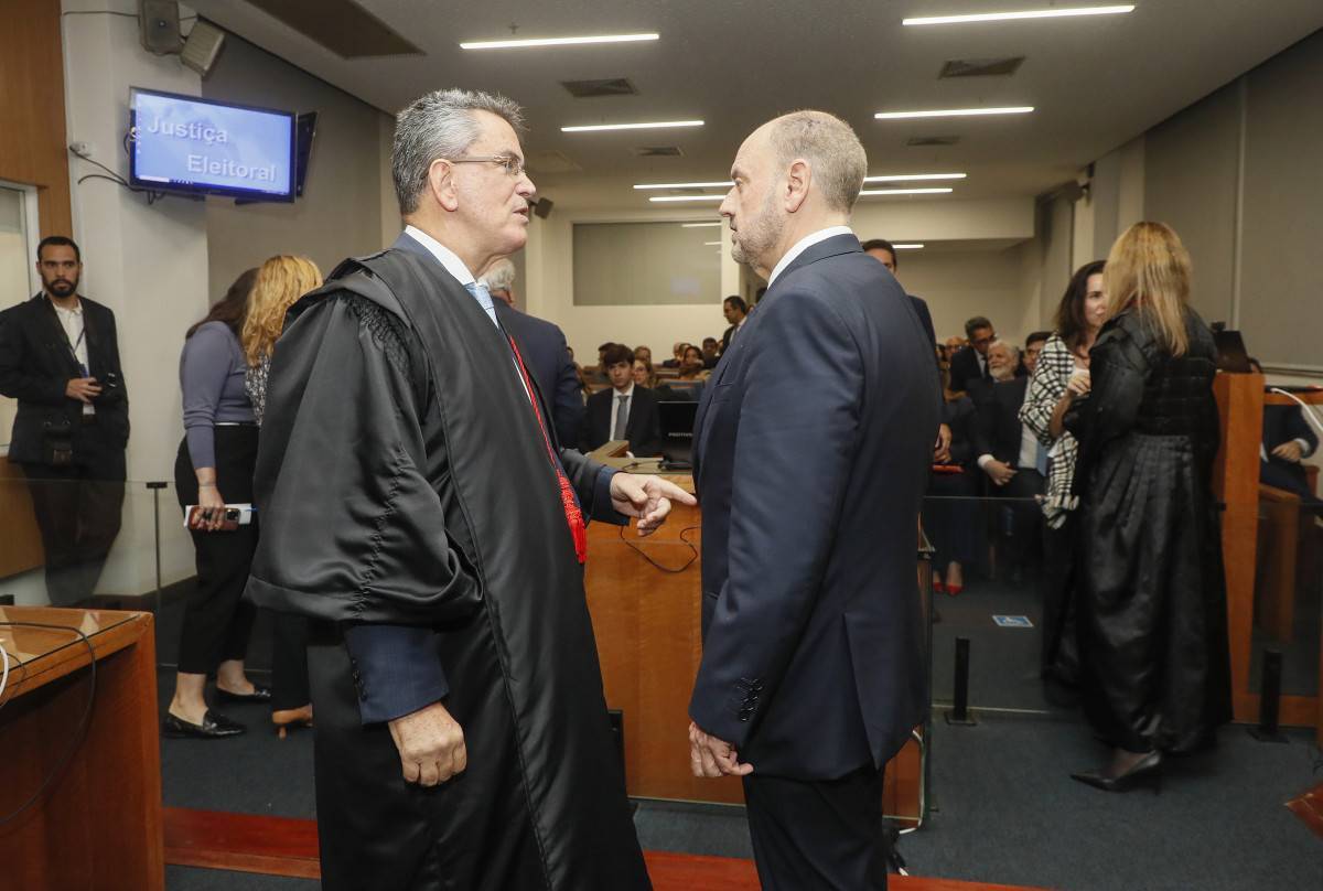 Durante a solenidade, o presidente do TRE-RJ, desembargador Cláudio de Mello Tavares, com o presidente do TJRJ e governador em exercício, Ricardo Couto