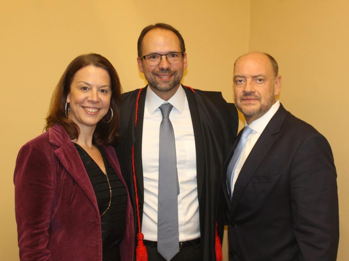 Presidente da AMAERJ, Eunice Haddad, com o novo desembargador eleitoral Fábio Porto e desembargador Ricardo Couto, presidente do TJRJ e governador em exercício do Rio