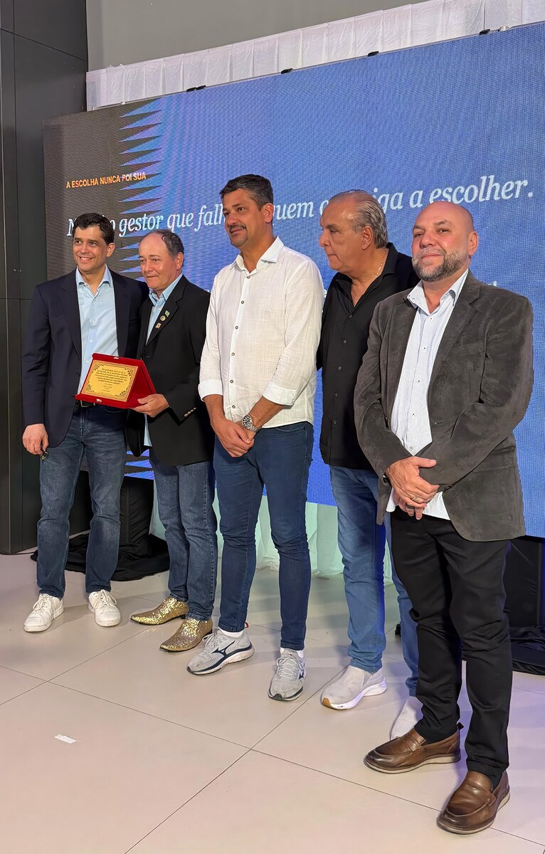 Vereador Elias da Corbama entrega comenda da Câmara Municipal de Barra Mansa a Indio da Costa, ao lado do presidente da Câmara Paulo Sandro, do vereador Marquinho Pitombeira e do ex deputado federal