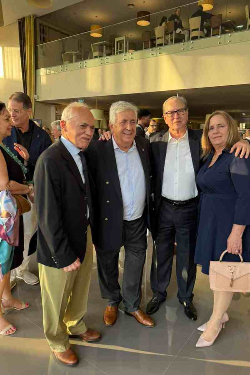 O embaixador do Brasil em Portugal, Raimundo Carreiro Silva, e Dr. Jorge Rebelo de Almeida, com o embaixador de Cuba, José Ramón Saborido, e sua esposa Clara