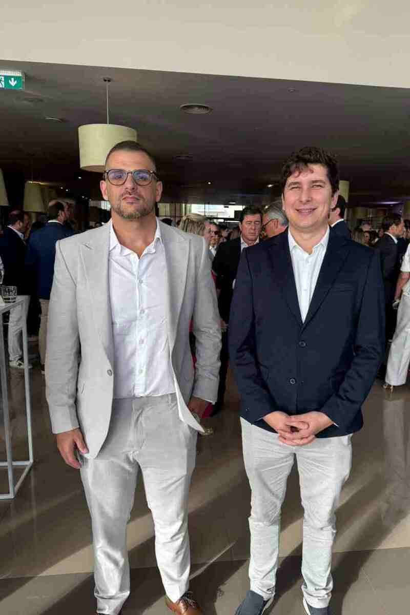 Durante o coquetel no Vila Galé Collection Sintra, o prefeito de Areal, Gutinho Bernardes (d), com o seu secretário de Governo, Stefan Vieira