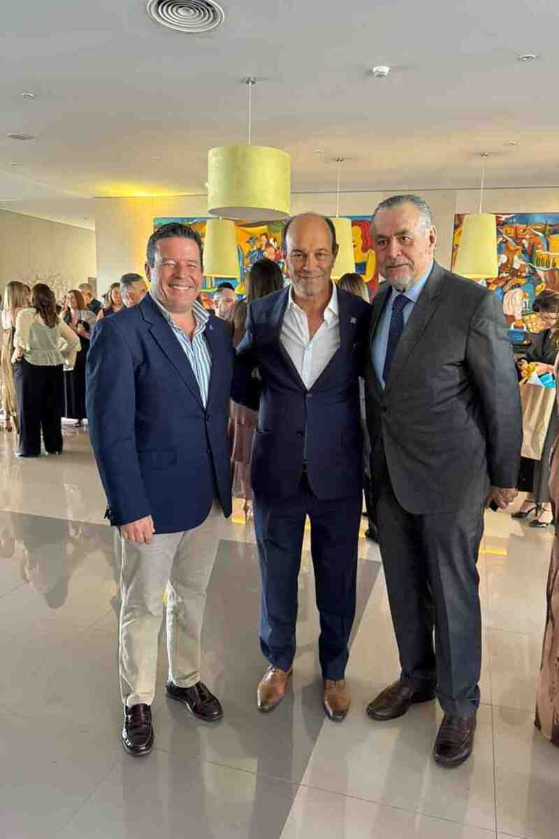O novo diretor de Operações do Vila Galé no Brasil, Porfirio Perdigão; o diretor de Marketing e Venda do grupo, Pedro Ribeiro; e o publisher do Correio da Manhã, Cláudio Magnavita